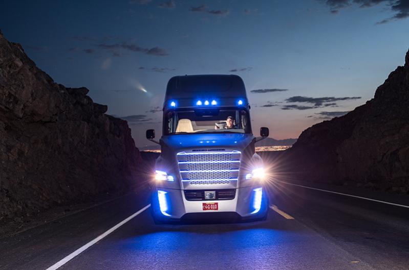 The exterior lighting of the Inspiration Truck is a true eye-catcher and completely new: the license plate, indicators and the radiator grille shine blue as soon as the vehicle is in autonomous mode, and white and yellow while in standard operation.